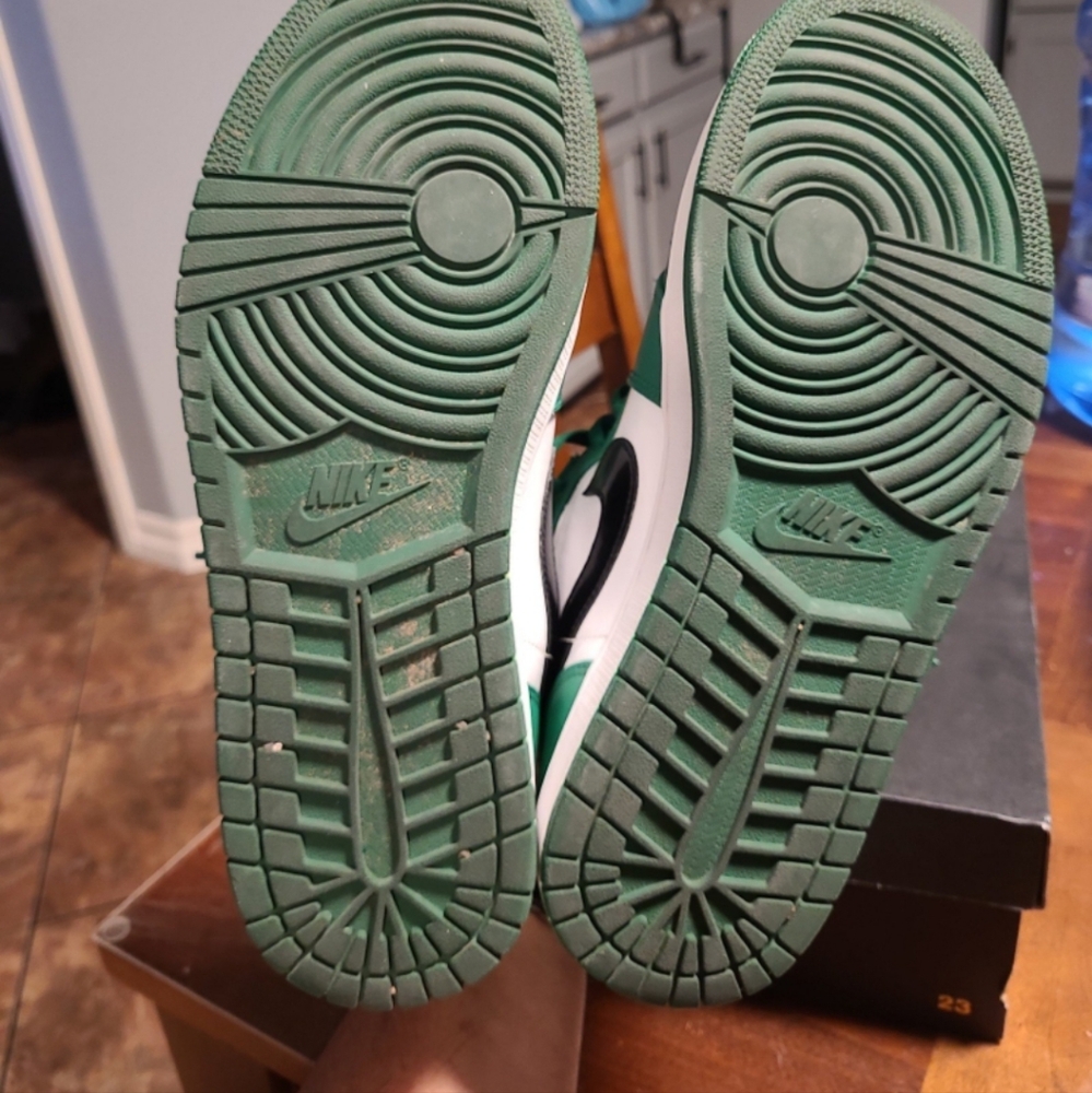 Jordan Athletic Shoes in Green and White - Picture 6 of 7